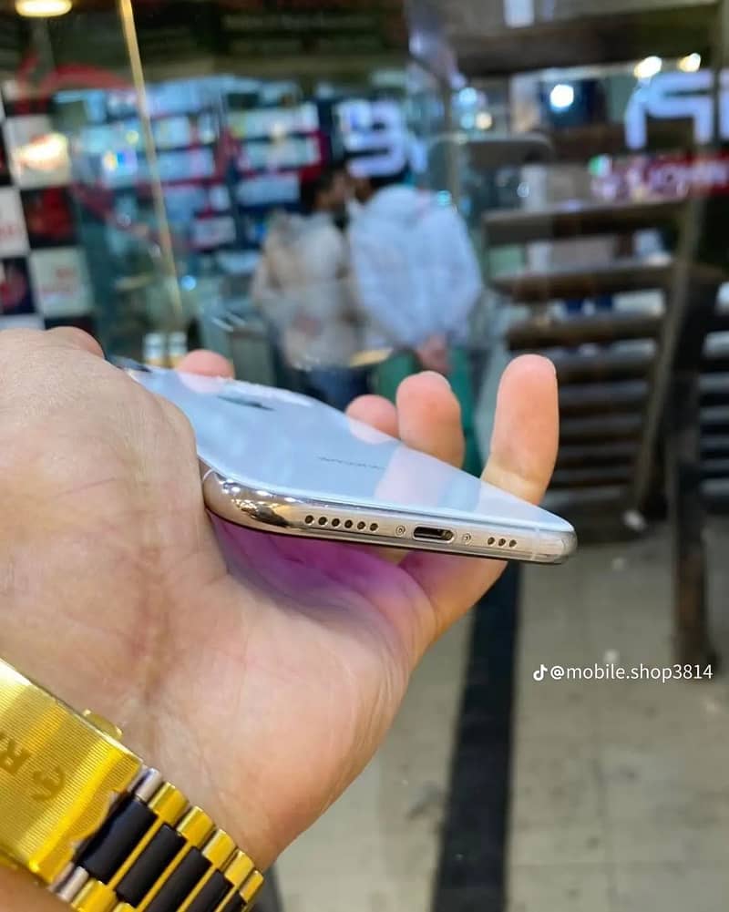 Apple iPhone XS Max 4