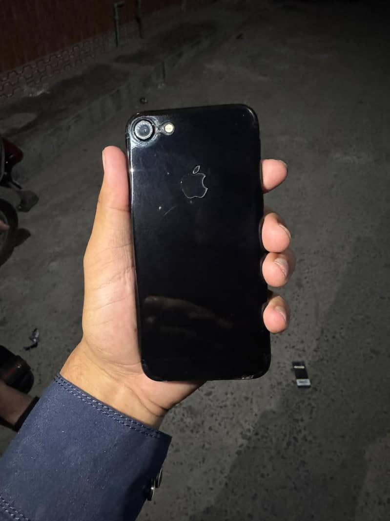 Apple iPhone 7 0