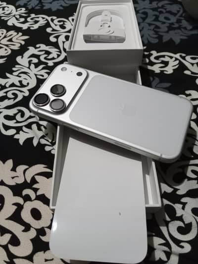 Apple iPhone 17 Pro Max 2 cycle 100 health box