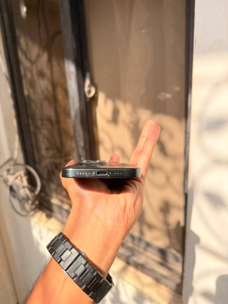 Apple iPhone 15 Pro 4