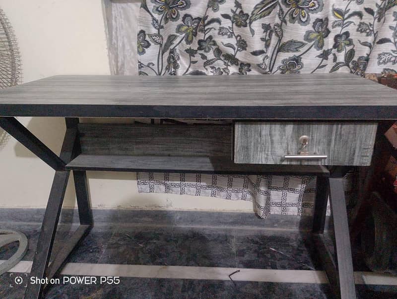 Table and chairs 0