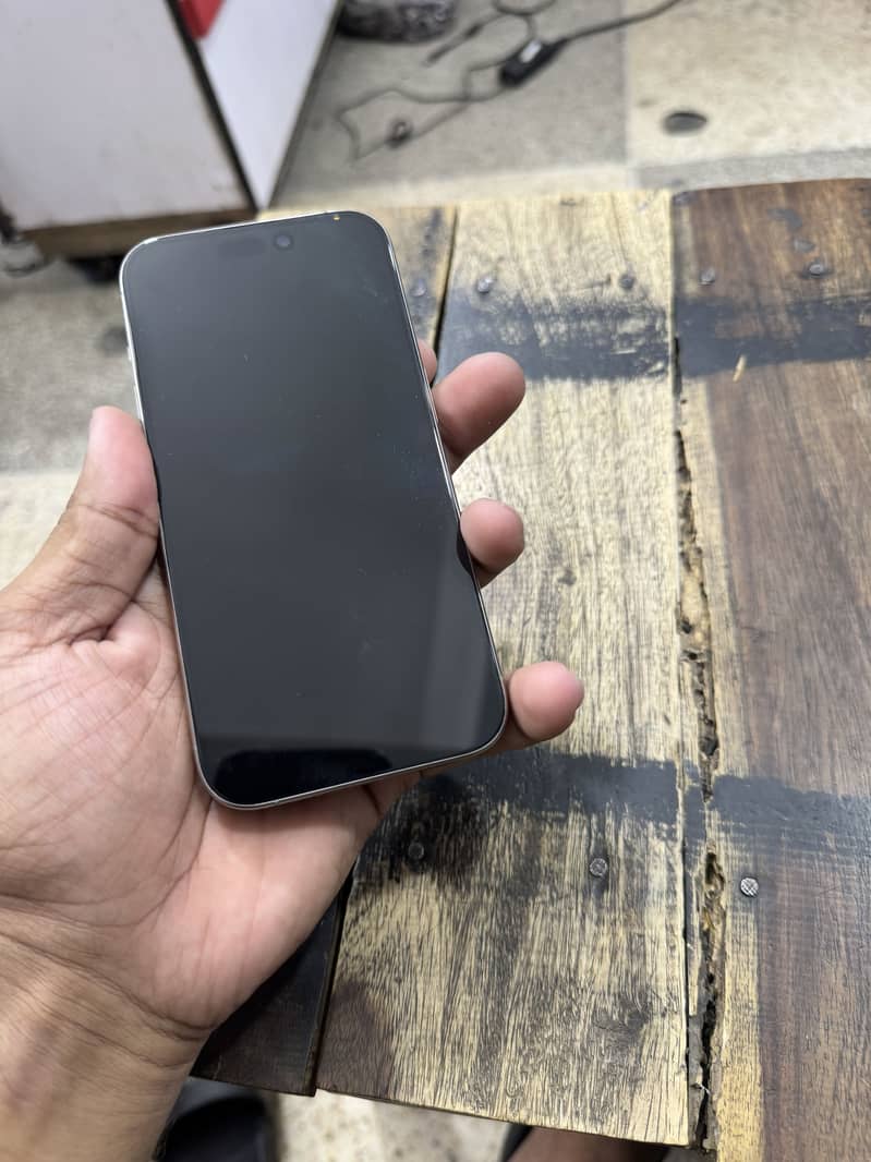 Apple iPhone 15 Pro 3
