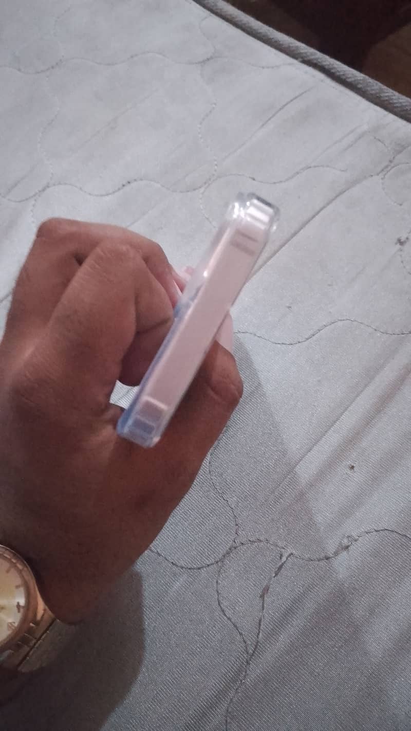 Apple iPhone 13 8