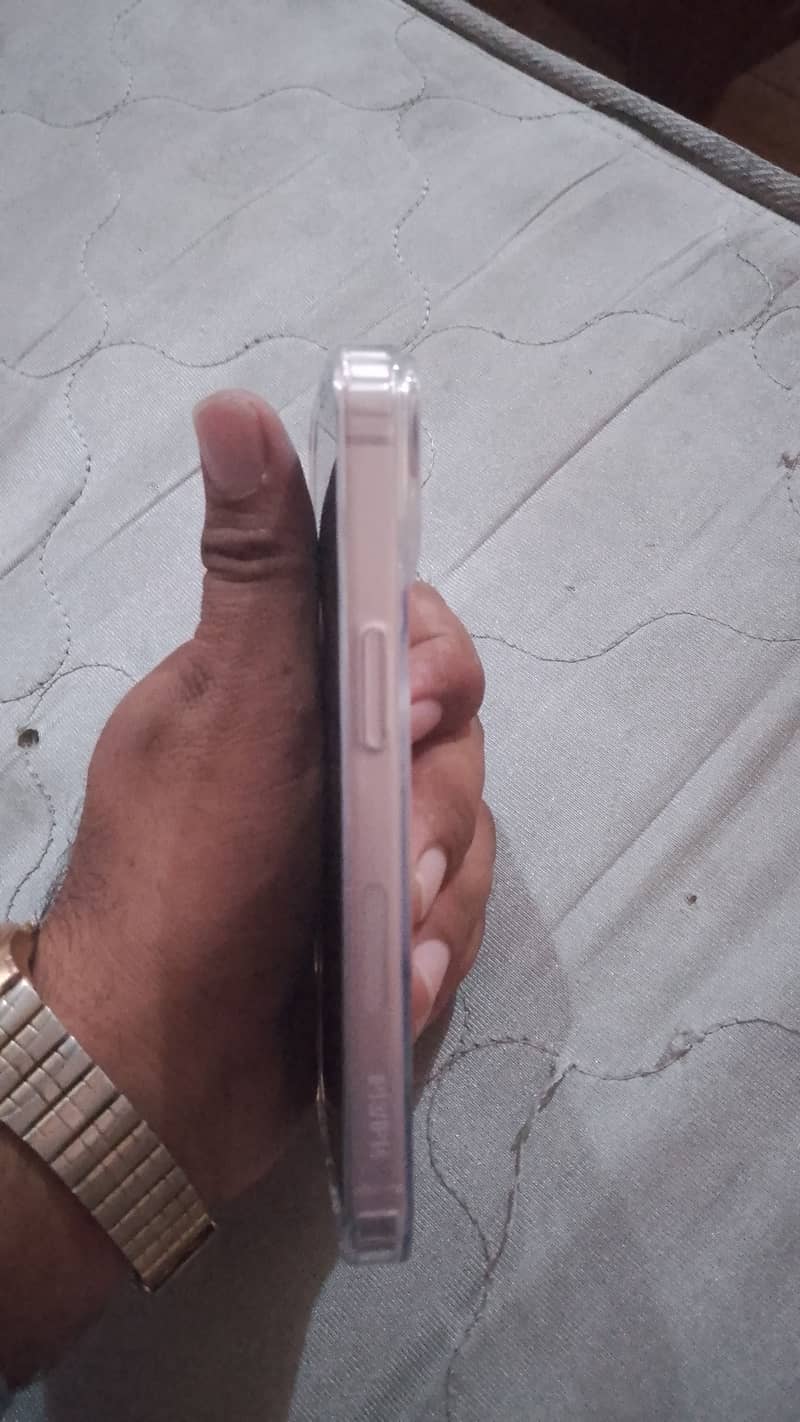 Apple iPhone 13 9