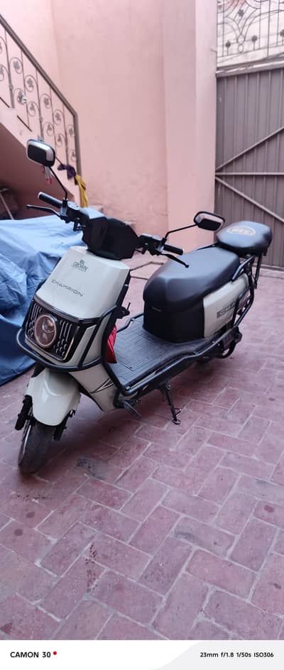 Big Family Crown Champion Scooty Lite Better Then CD 70cc United Honda