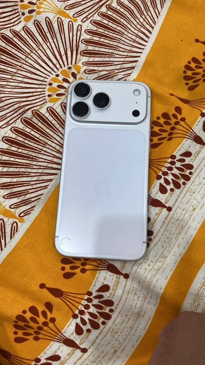 iPhone 17 Pro Max 3