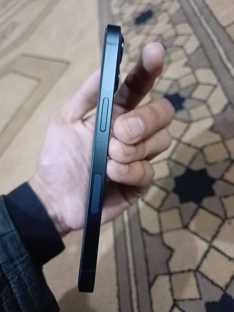 Apple iPhone 13 2