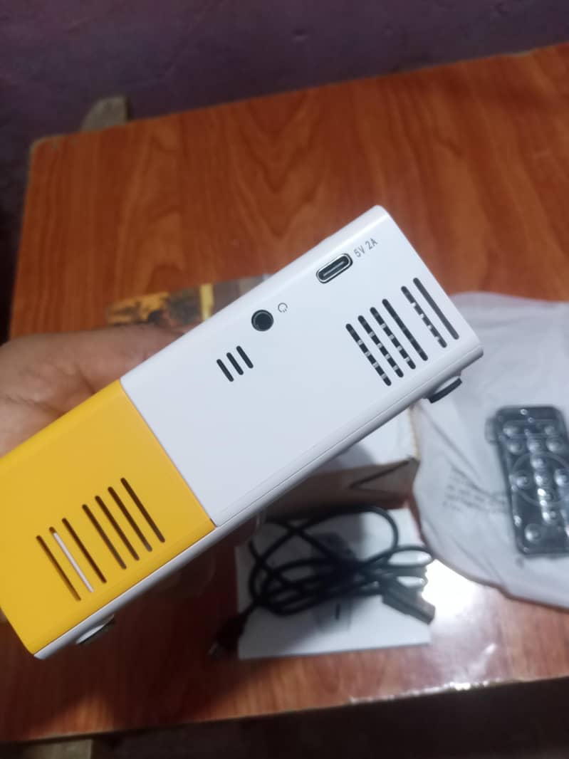 portable mini projector 2