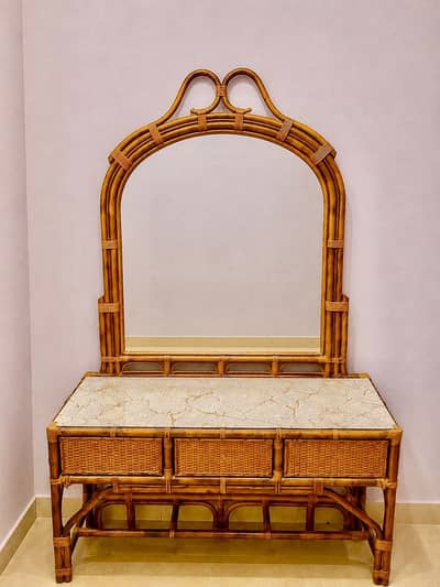 1 dressing table attached mirror