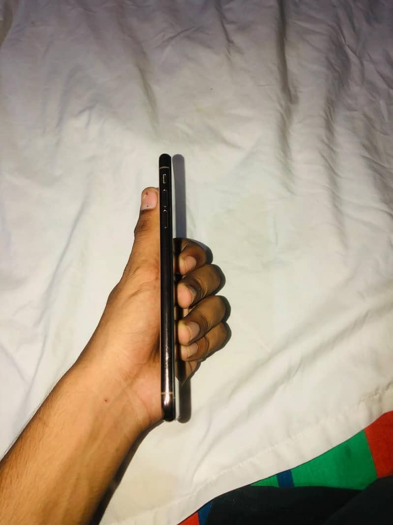 Apple iPhone XS Max 3