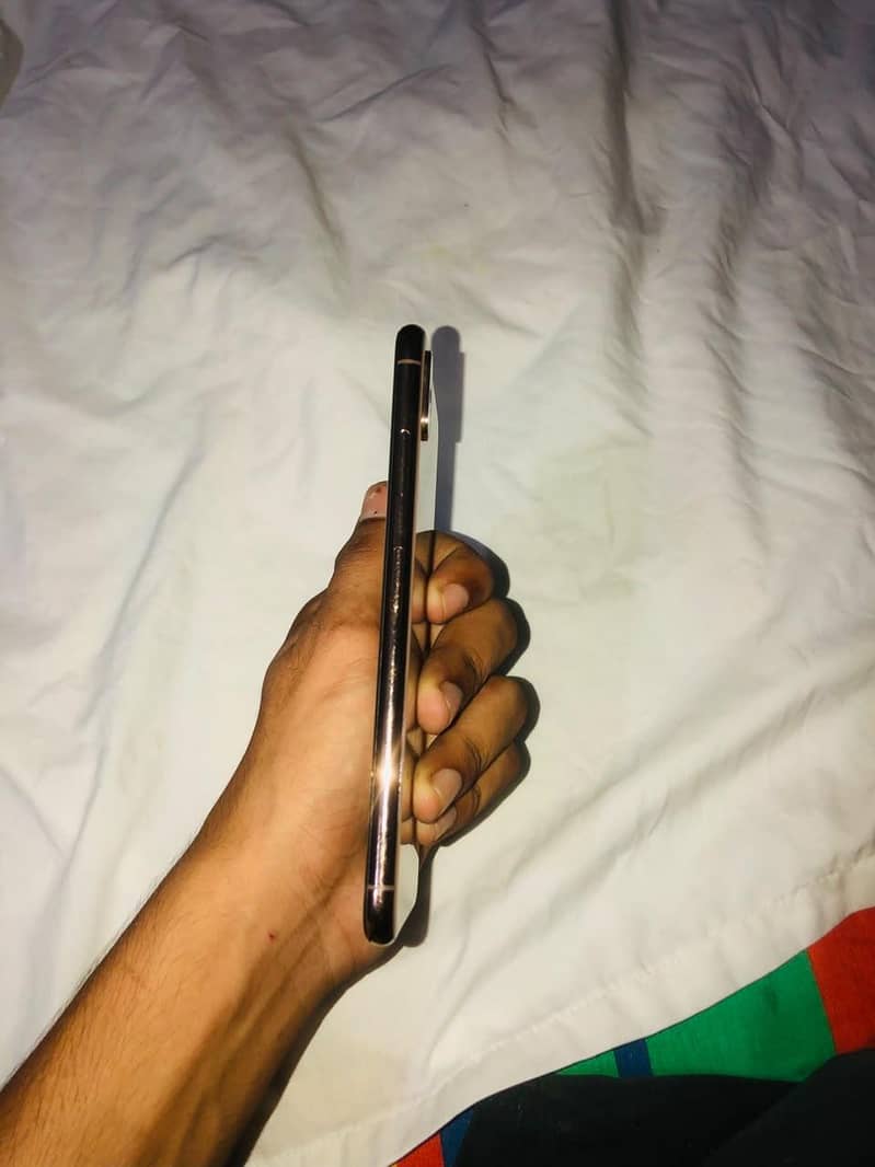 Apple iPhone XS Max 4