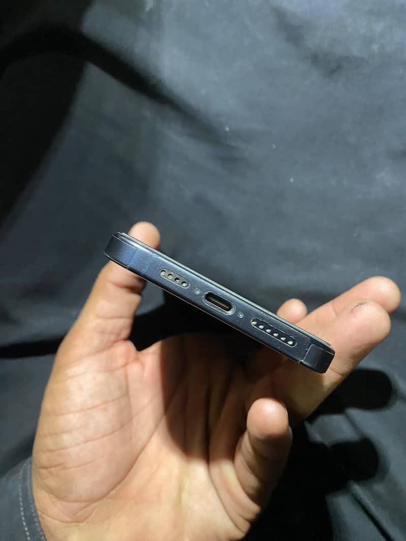 Apple iPhone 15 Pro Max 4