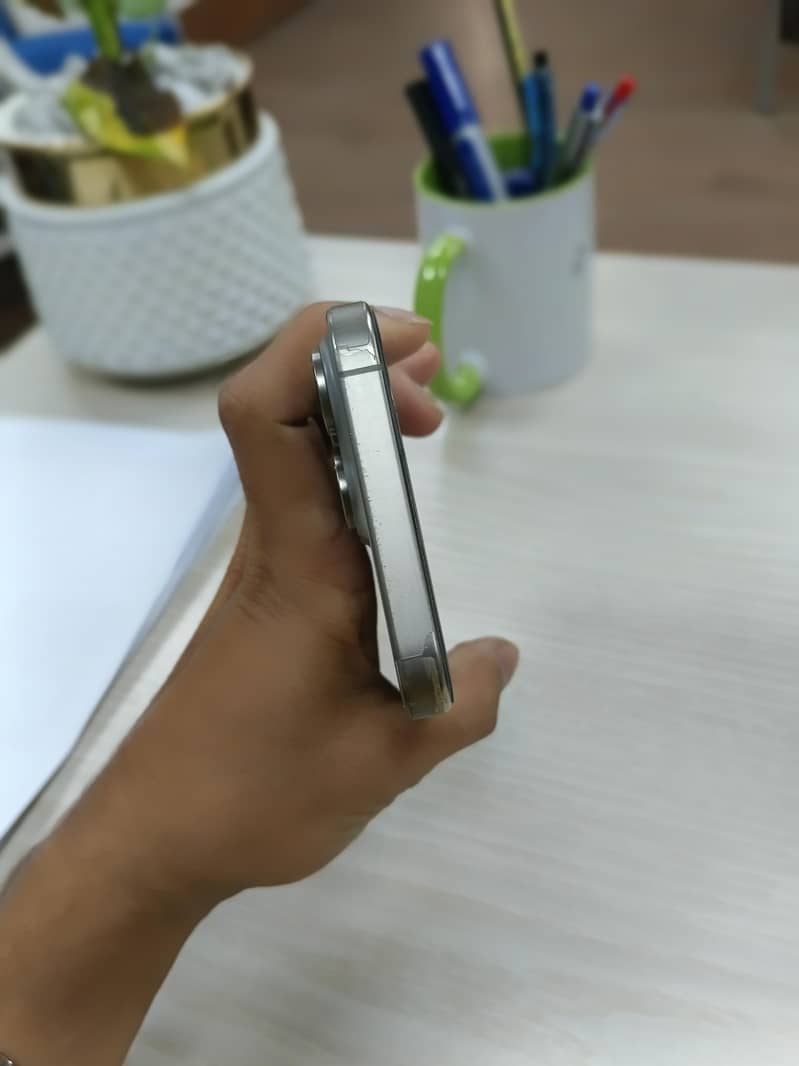 Apple iPhone 15 Pro Max 4