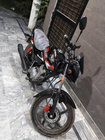 zero meter bike fully laminated hai pehly din se only 437km driven hai