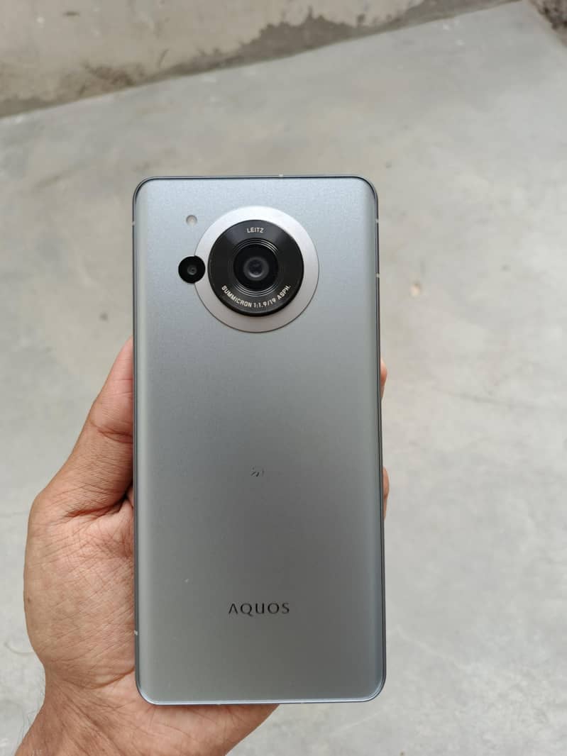 Sharp Aquos r7 1