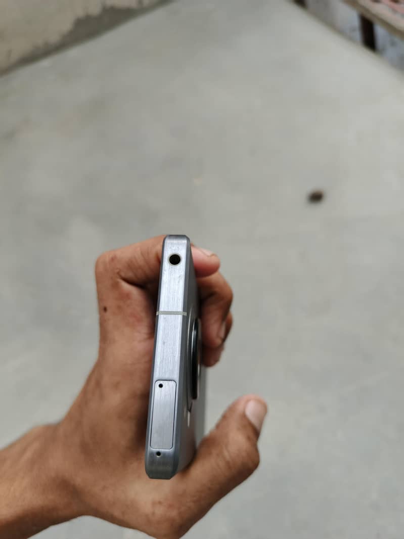 Sharp Aquos r7 2