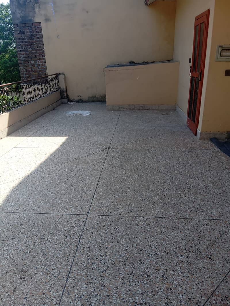 Upper Portion In Good Condition 4