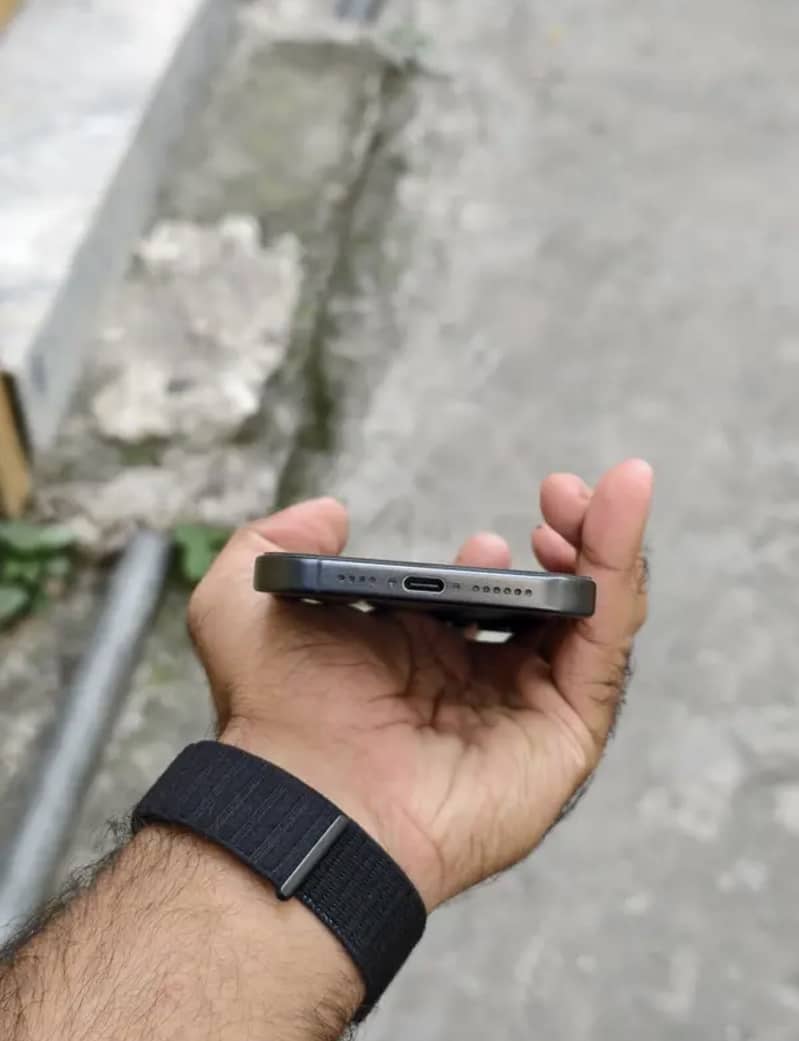 iPhone 15 Pro Max 4