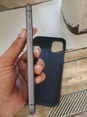 Apple iPhone 11 4