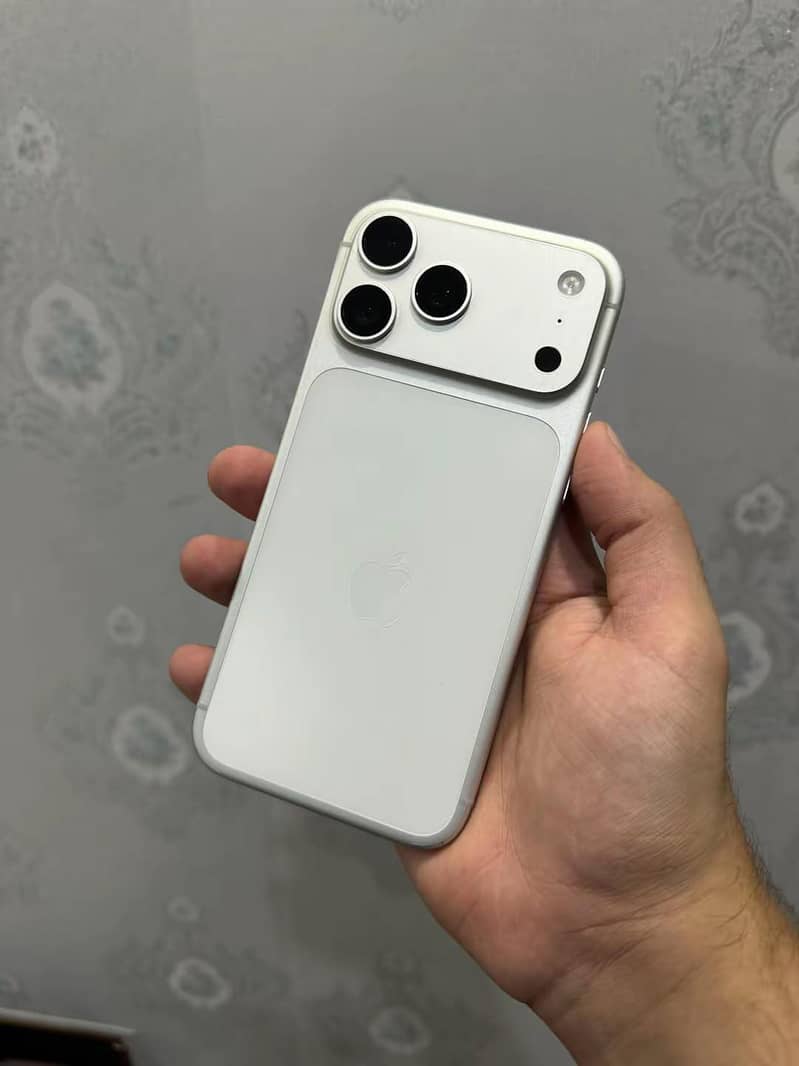 Apple iPhone 17 Pro Max 1