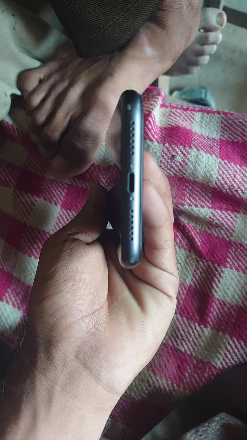 Apple iPhone 11 3