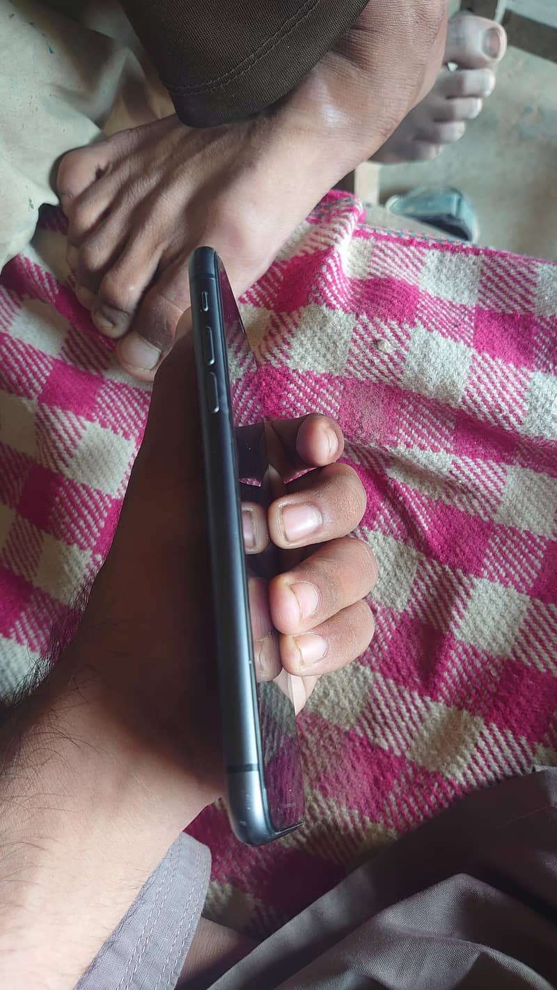 Apple iPhone 11 4