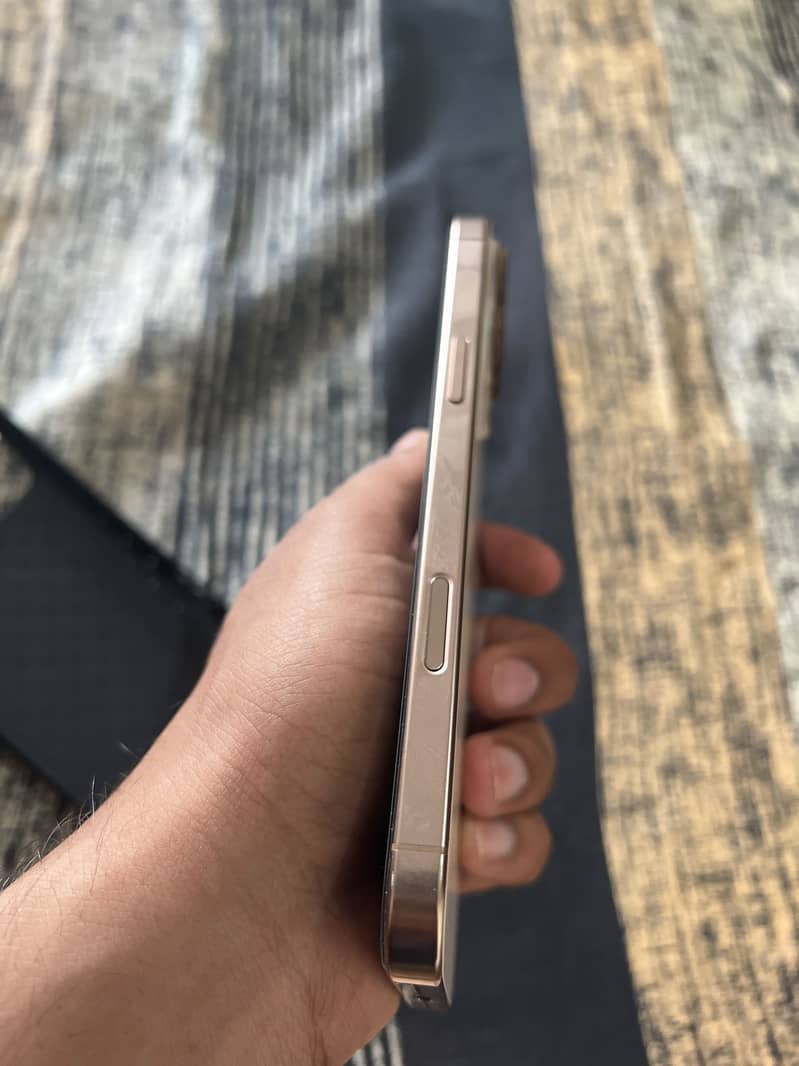 Apple iPhone 16 Pro Max 0