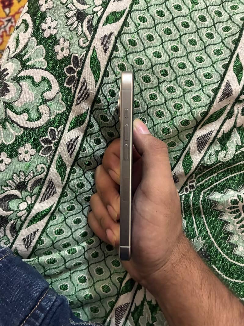 Apple iPhone 15 Pro 2