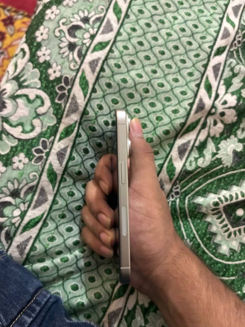 Apple iPhone 15 Pro 4