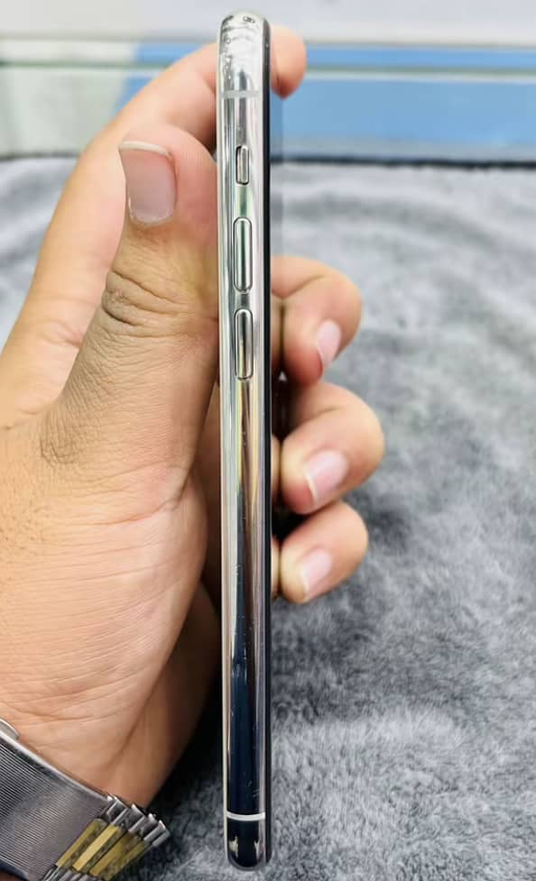 Apple iPhone 11 Pro 1