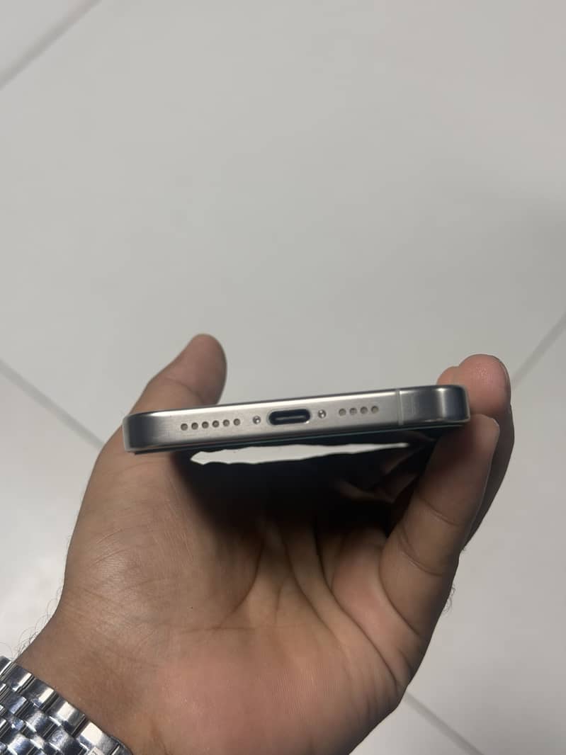 Apple iPhone 15 Pro Max 4