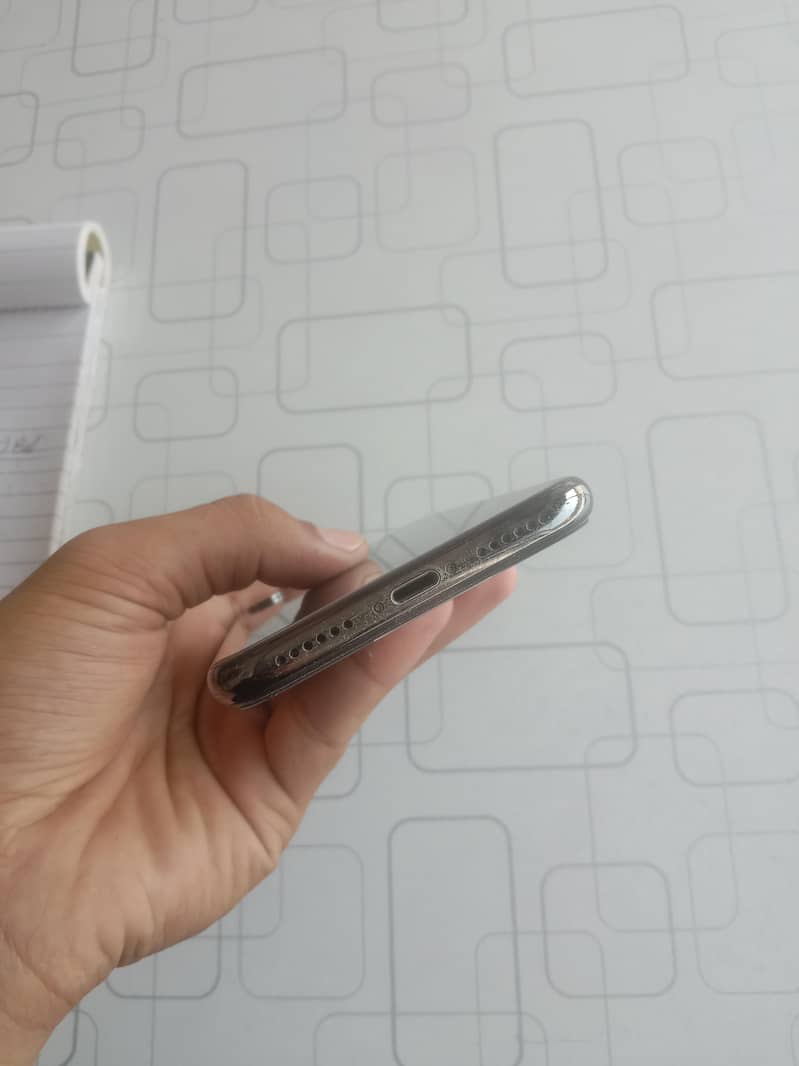 Apple iPhone X 4