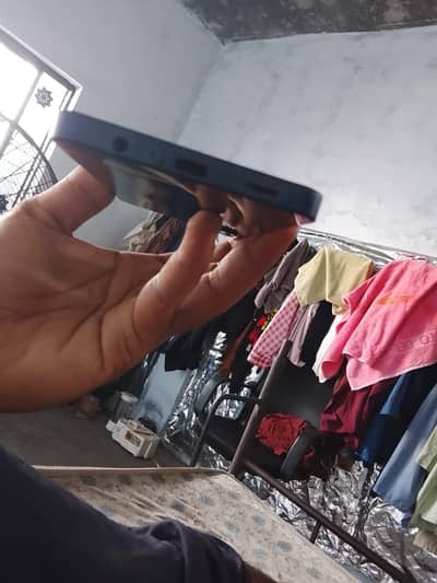 One hand used