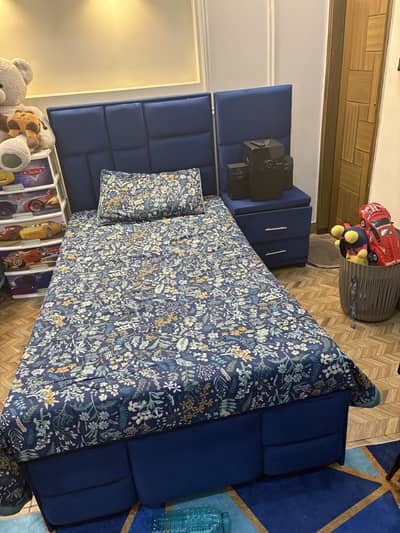 2 single bed and 1 side table