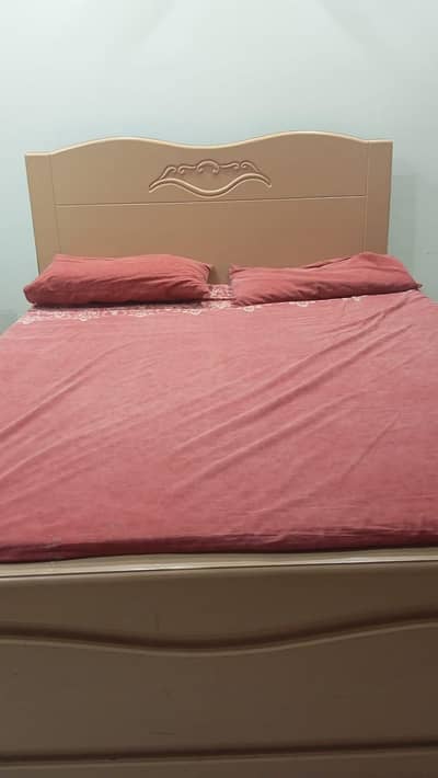 Queen size double bed with 4 drawers inside for sale