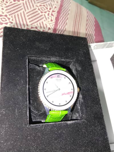 woman's smartwatch elle paris