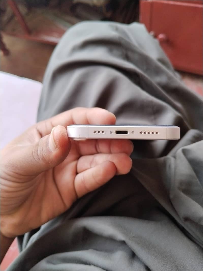 Apple iPhone 13 2
