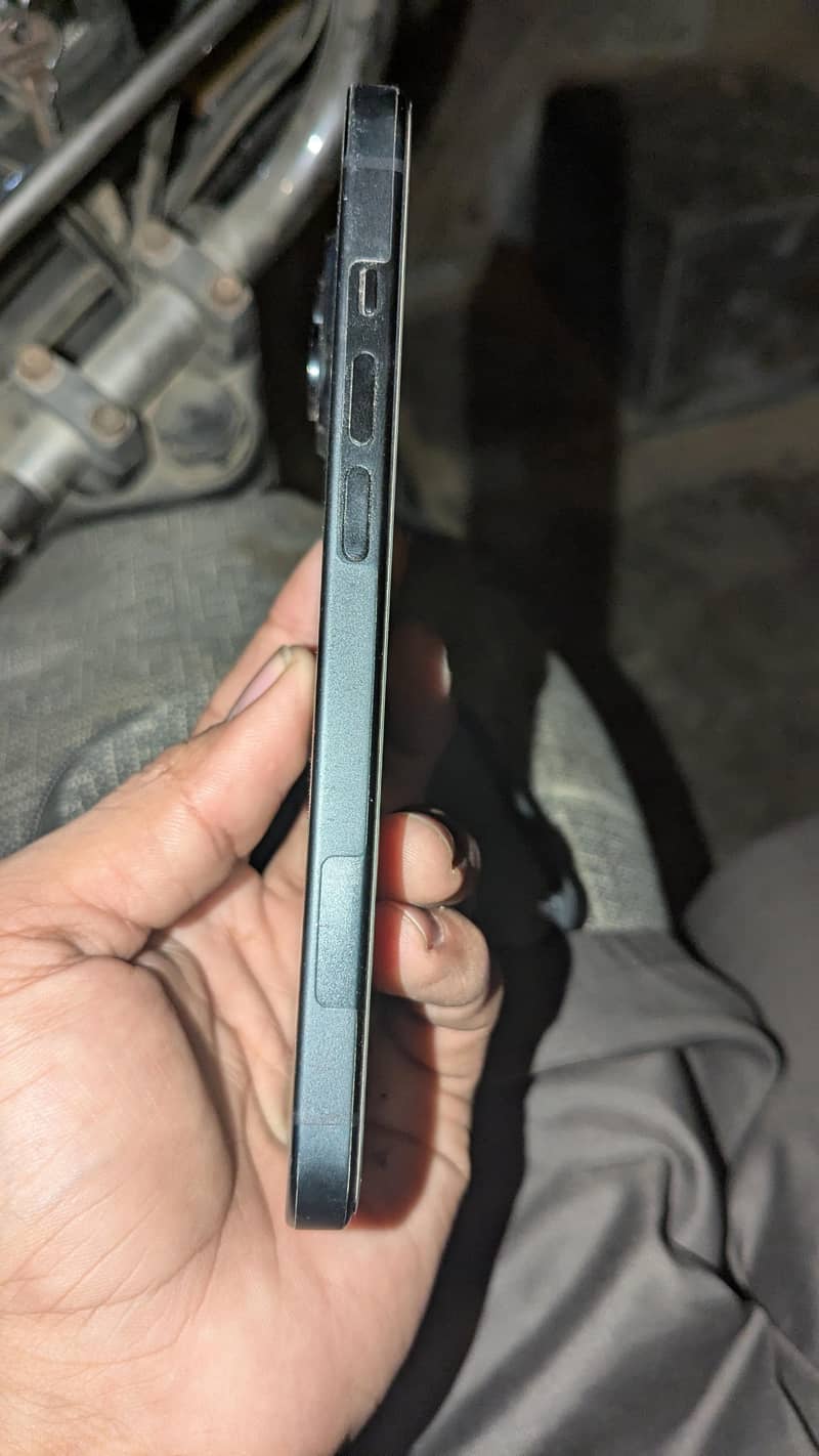 Apple iPhone 15 12
