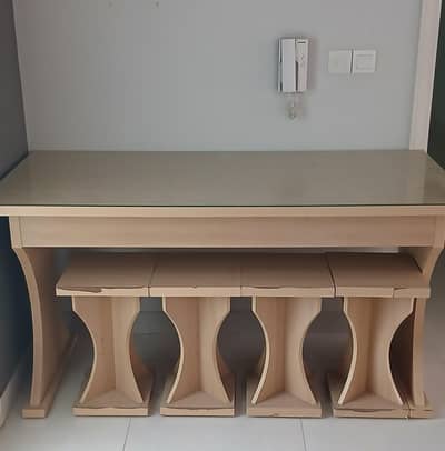 Dining table with 4 stools in good condition