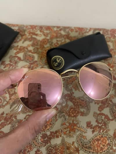 Ray-Ban Round Metal sunglasses featuring striking pink flash mirror