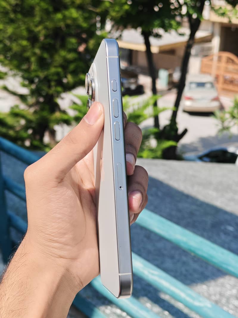 Apple iPhone 16 Pro Max 2