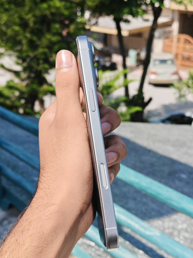 Apple iPhone 16 Pro Max 4