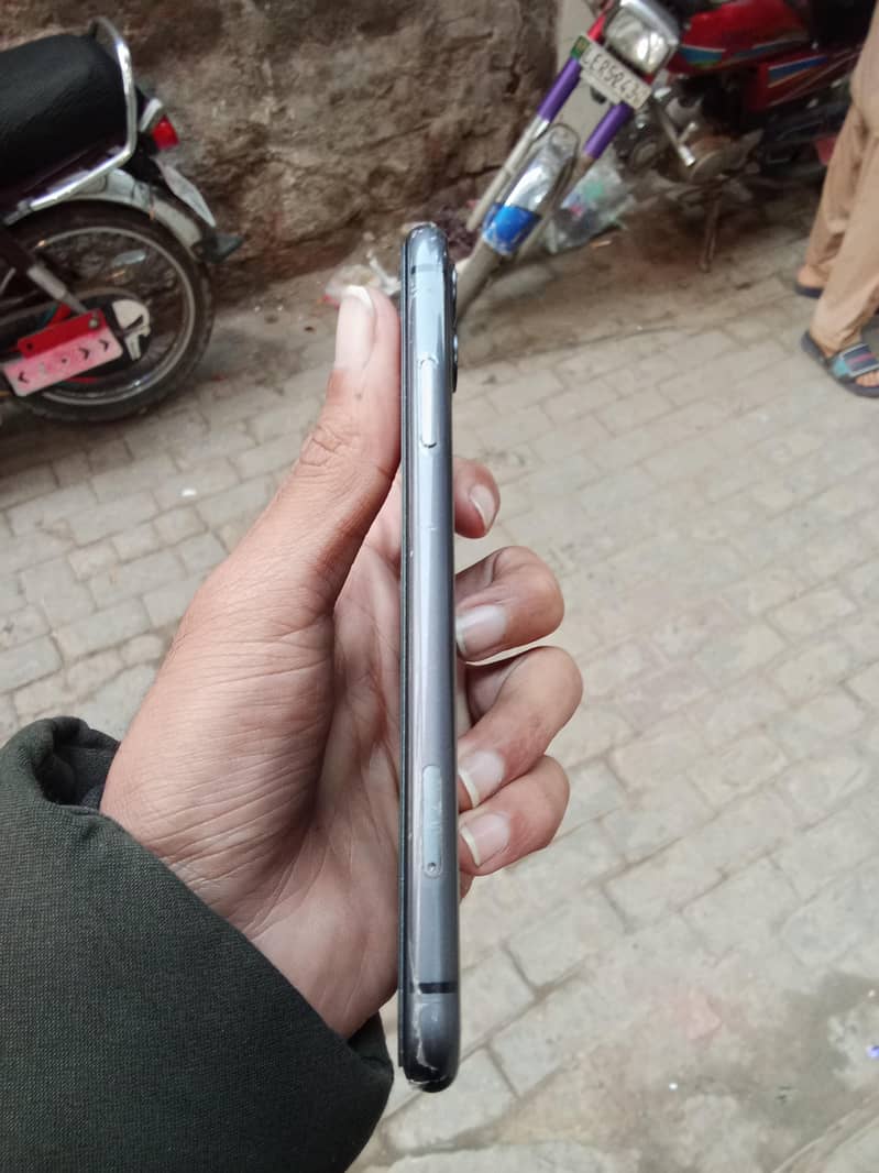 Apple iPhone 11 3