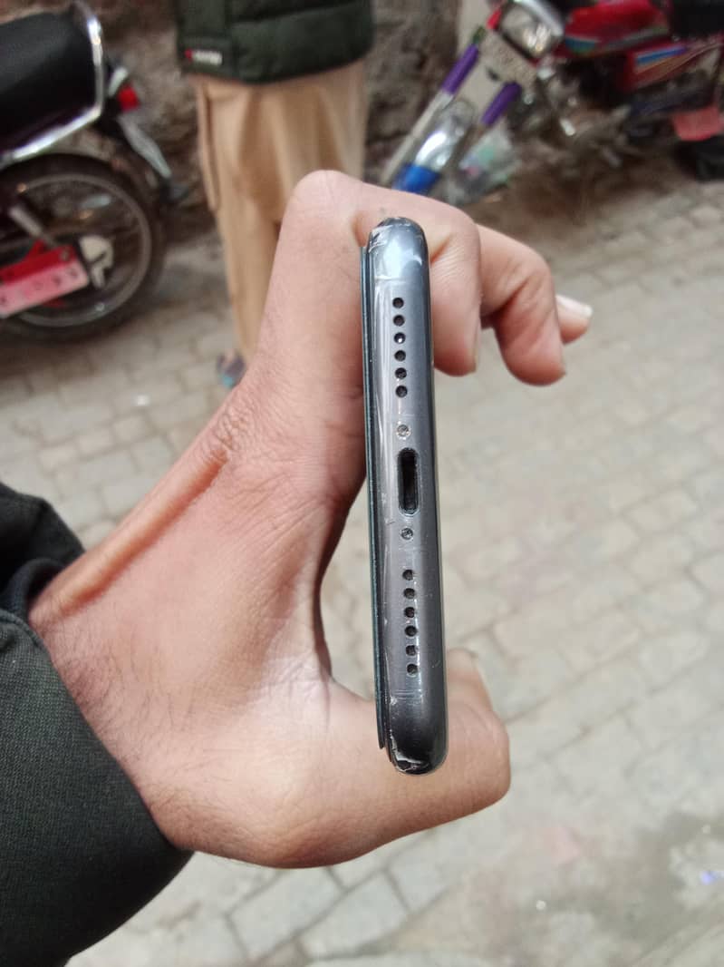 Apple iPhone 11 4