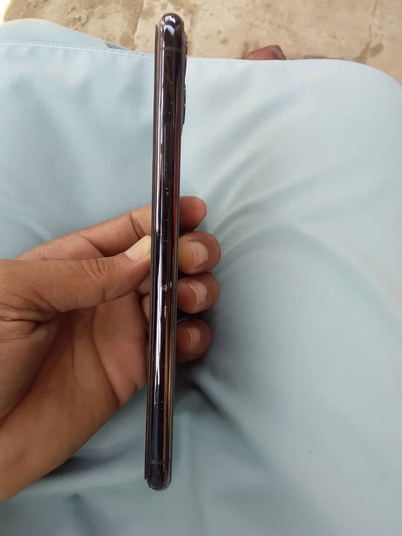 Apple iPhone 11 Pro Max 4