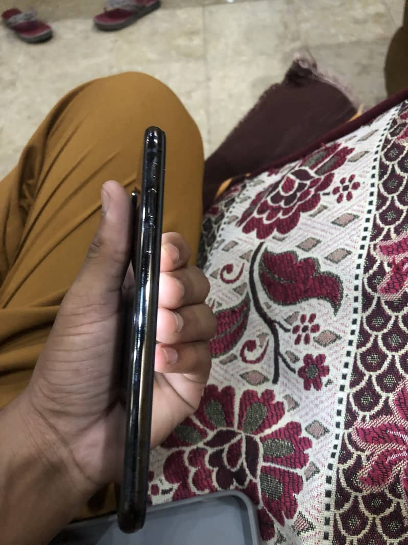 Apple iPhone XS 4