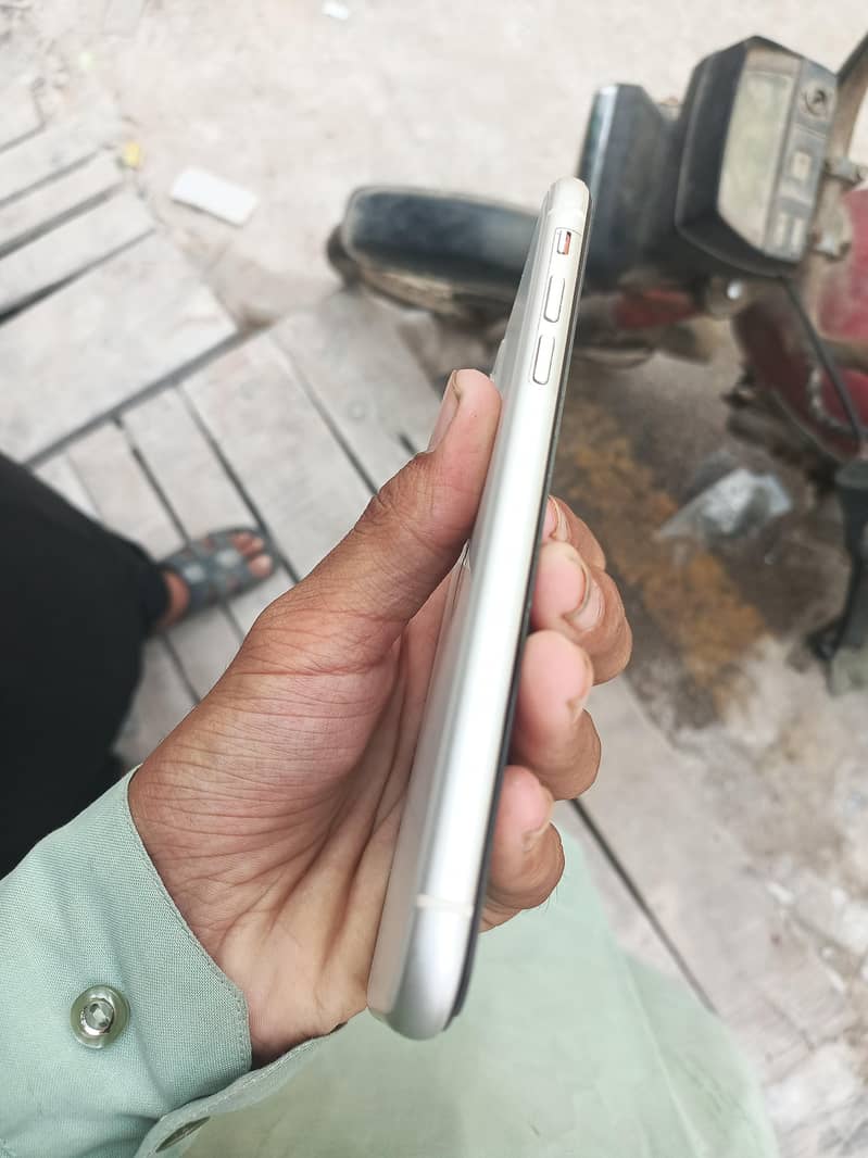 Apple iPhone 11 3