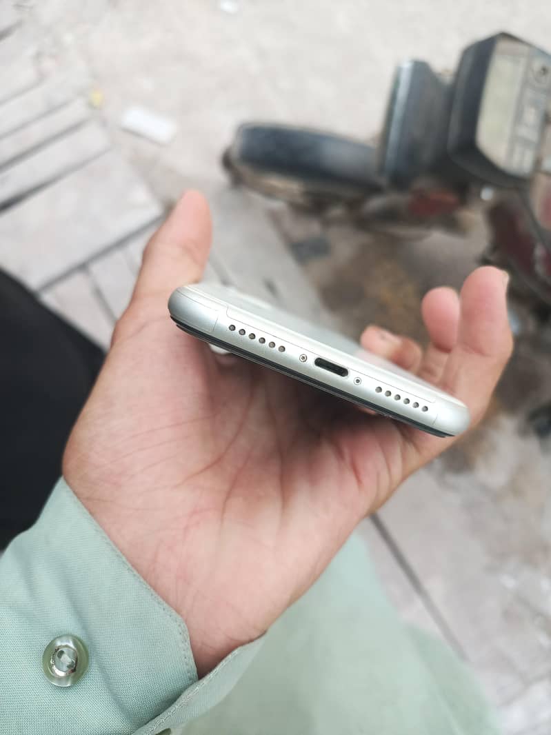 Apple iPhone 11 4