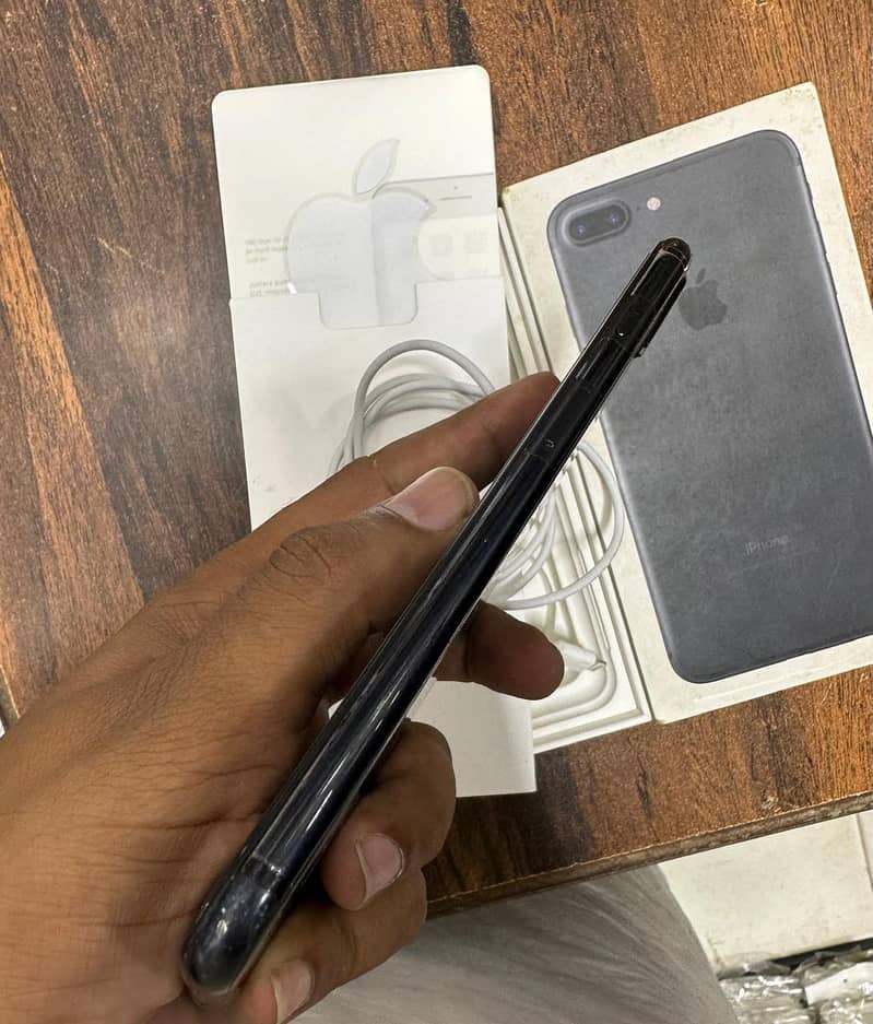 Apple iPhone 7 Plus 2