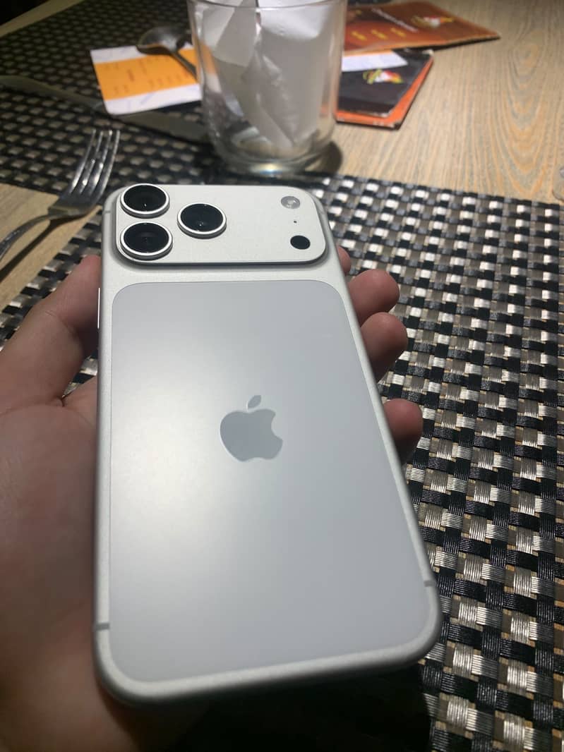 Apple iPhone 17 Pro Max 2